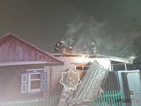 Пожарные спасли мужчину из горящего дома в Павлодаре